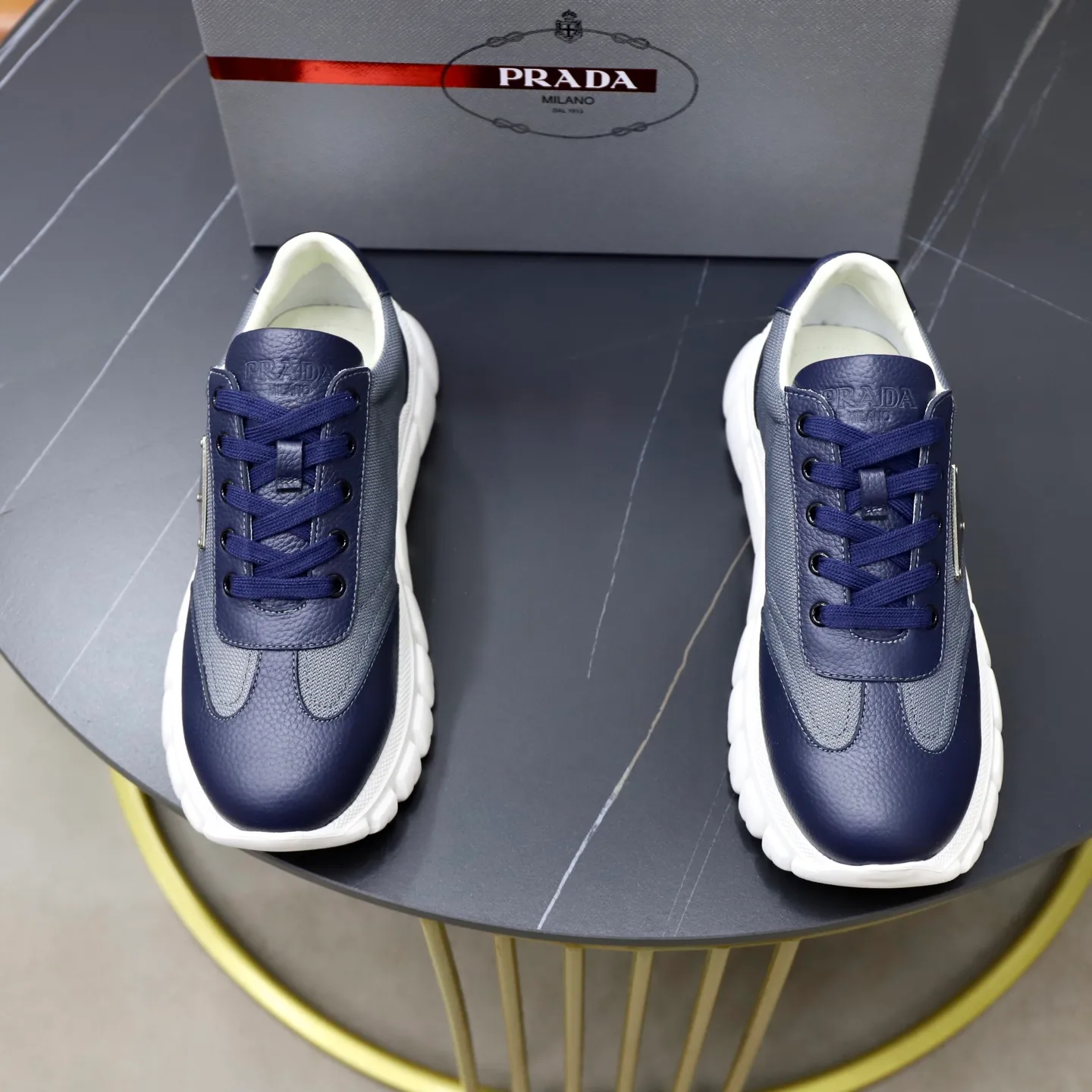 Factory price: 720💰Top original order Brand: PRADA (Prada) Standard code: Men's size 38/44 (45 can be customized) Grade: Same as the official website Material: Original cowhide stitching, cowhide lining, original combination two-color wear-resistant soft outsole Style category: casual sports version, young fashion, European and American trend, British style Color: actual picture color